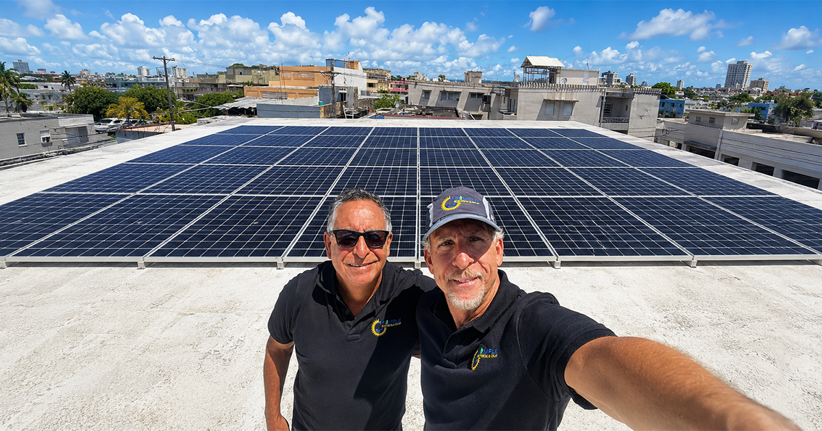 Instalación de paneles solares en una casa en Puerto Rico