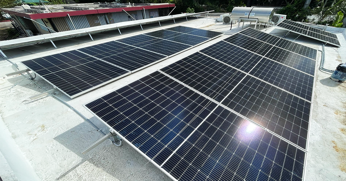 Instalación de paneles solares inclinados en un techo residencial