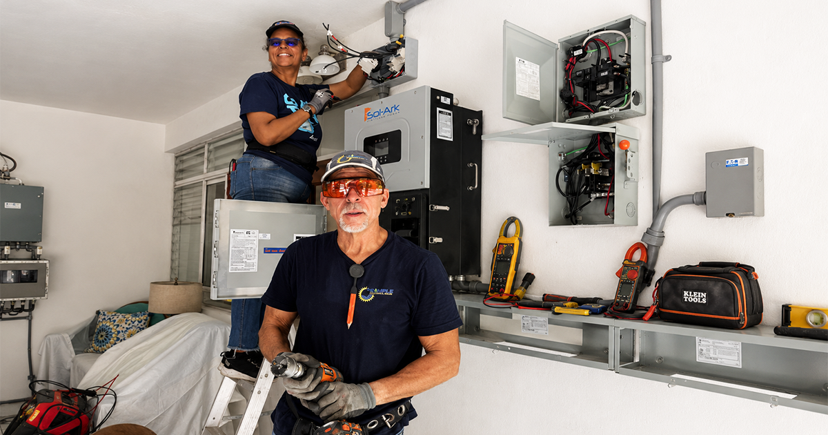 Instalación de batterias y equipos electricos dentro del hogar