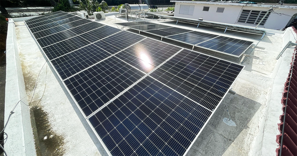 Instalación de paneles solares modernos en una residencia
